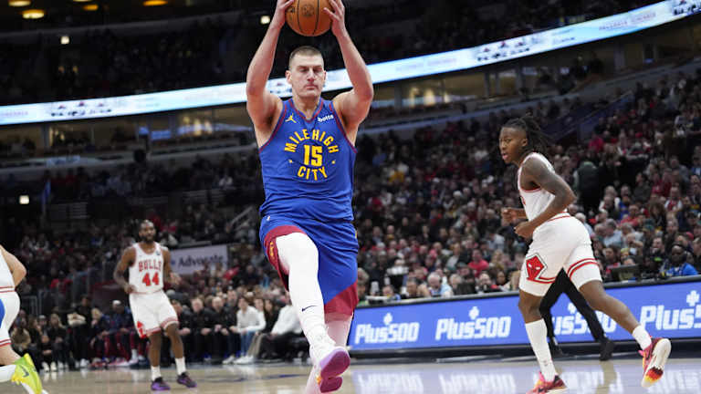 Nikola Jokic expulsado contra los Bulls, provocando abucheos en la multitud de Chicago.